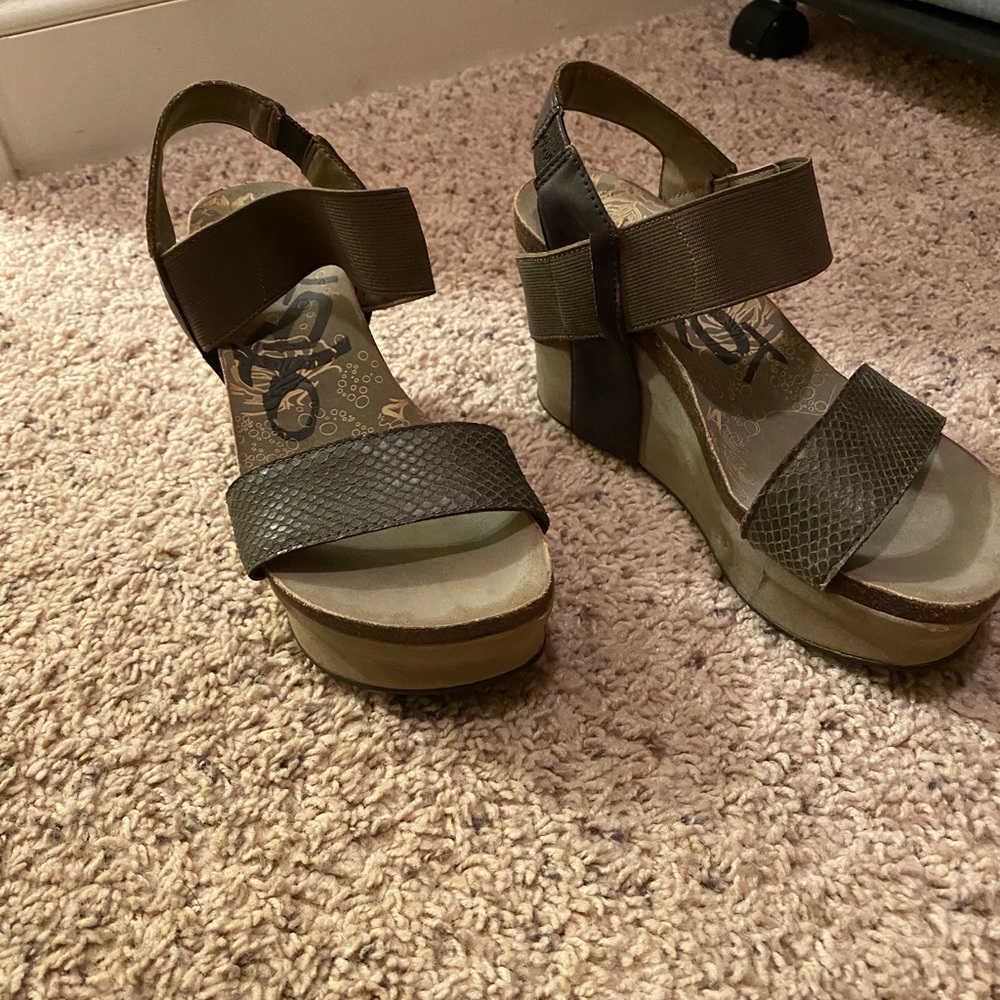 OTBT Wedges Size 6